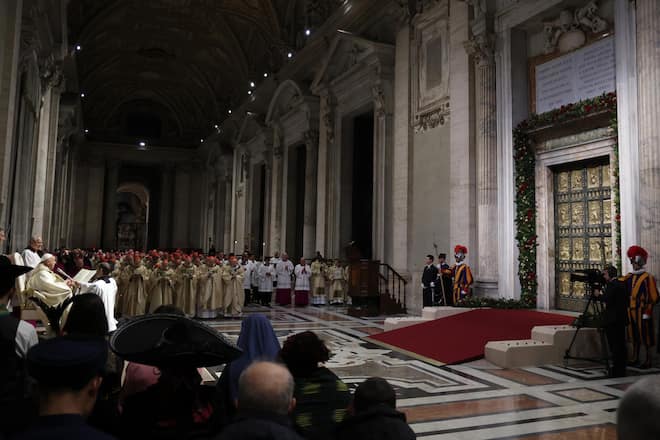 Gut bewacht: Schweizergardisten sind Teil der Zeremonie zur Öffnung der Heiligen Pforte im Portikus des Petersdoms in Rom.