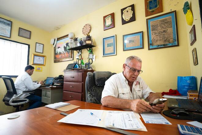 Die Wände sprechen für sich: Emil Trüebs Büro zeugt vom Erfolg seiner Mikis Quality Ananas.