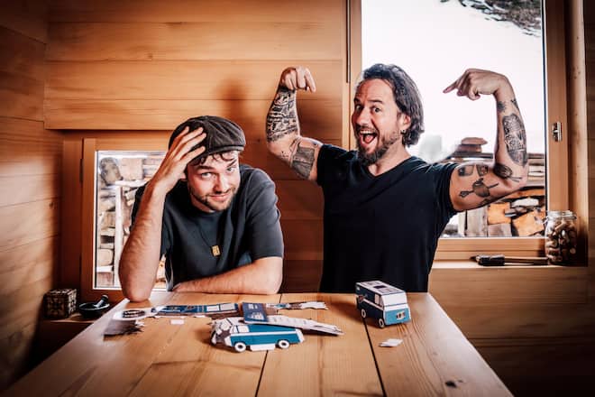 Trauffer (r.) hat ein Bastelbogen-Duell gegen Eifach Ben gewonnen. Trotzdem lässt er ihn im Vorprogramm seiner beiden Hallenstadion-Konzerte auftreten.