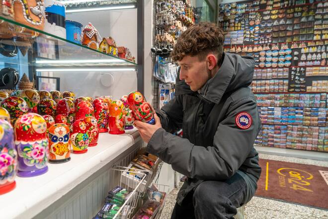 Touri-Sachen: Im Souvenirshop entscheidet sich Britschgi doch nicht für die Babuschka, sondern für eine estnische Flagge.