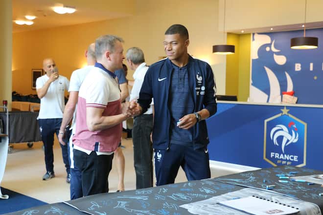 <p>Mbappé (r.) beim Signieren 2018 in Moskau, neben ihm Pflugi. </p>