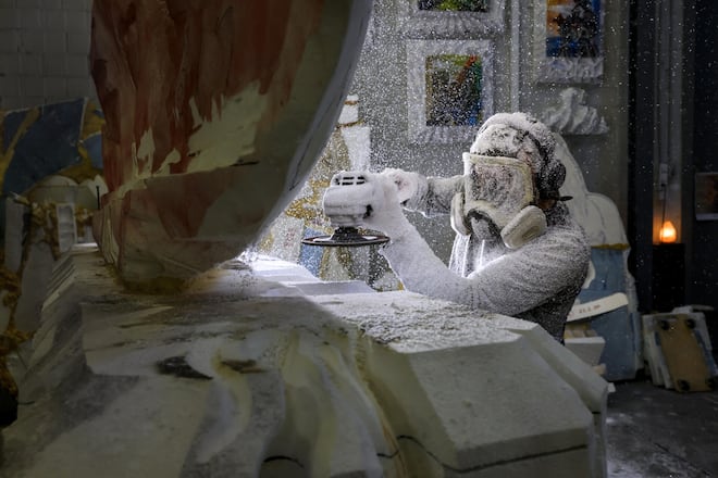 <p>Knochenarbeit In seiner Werkstatt in Laufen BL: Wenn David Pflugi mit einem Winkelschleifer seine riesigen Styropor-skulpturen formt, stiebts gehörig.</p>