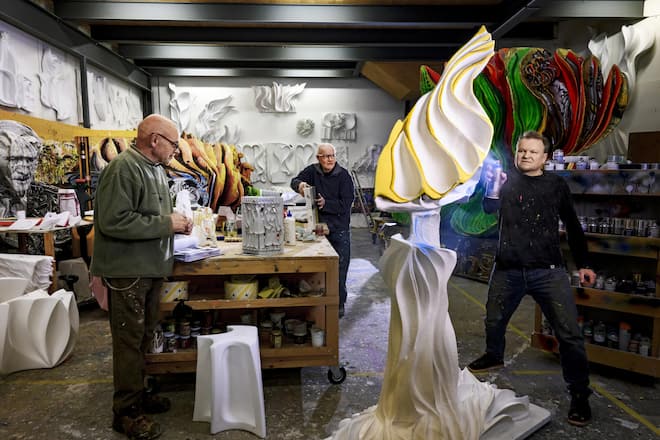 <p>Beim Besprayen einer Skulptur. In der kolossalen Werkstatt hantieren auch die Mitarbeiter Ernst Bucher (l.) und Erwin Baumgartner. </p>