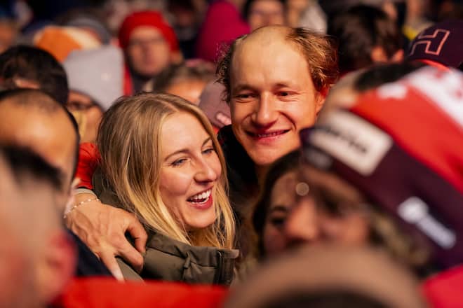 <p>Marco Odermatt feiert halb kahl mit Langzeitfreundin Stella Parpan die Goldmedaille von Skikollege Franjo von Allmen.</p>