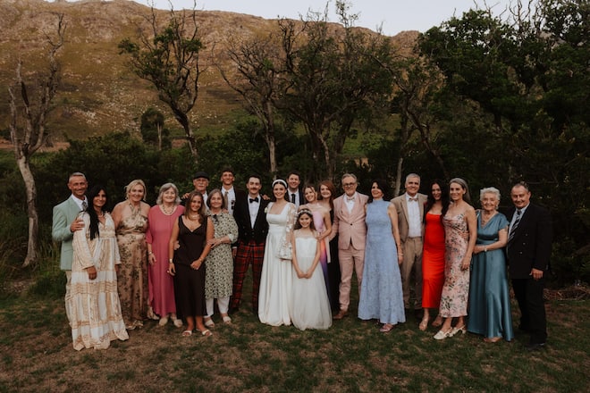 <p>Nur die engsten Familienmitglieder als Hochzeitsgäste. Sogar das 91-jährige Grosi Leni (2. v. r.) ist aus der Schweiz angereist. Vom Bräutigam kamen alle aus der Nähe.</p>