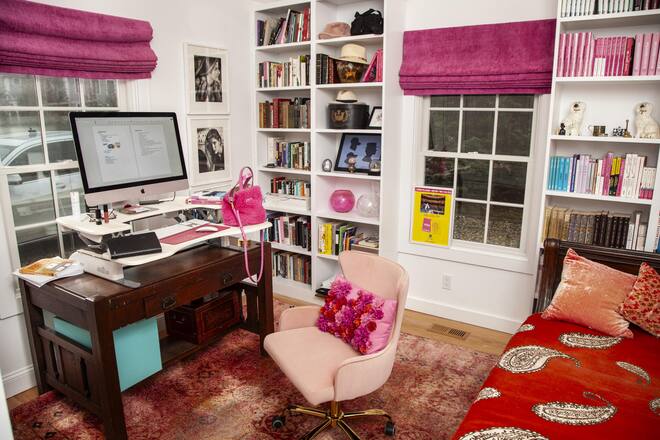 Kuschlig-farbenfrohes Interior, Blick nach draussen: die Schreibstube von Carrie Bradshaw – alias Candace Bushnell.