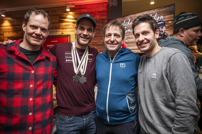 Familie Tumler: Im «Swiss-Ski Stübli» feiern Bruder Marco, Thomas, Vater Volkmar und Bruder Julian (v. l.) den Triumph.