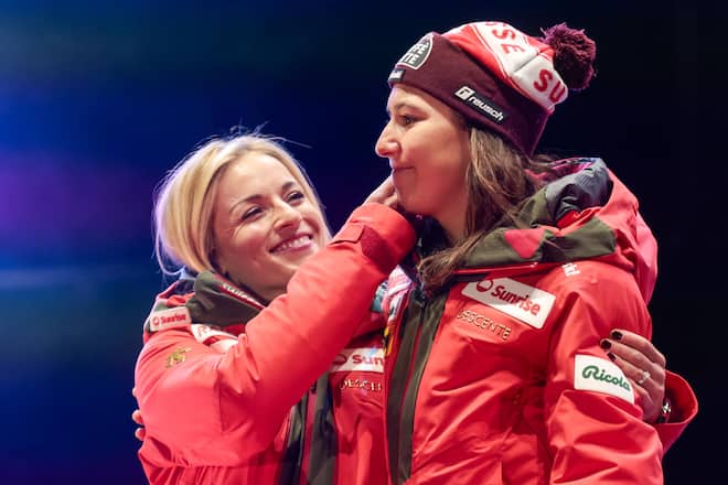 Bewegender Moment: Bei der Medaillenvergabe übermannen Holdener die Gedanken an ihren Bruder Kevin. Lara Gut-Behrami wischt ihr eine Träne weg.