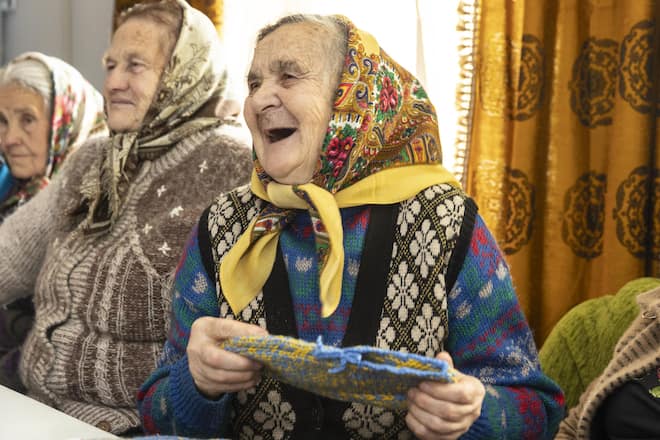 Bei den Treffen im Clubhaus strickt Larysa Shafaruk Socken für die Soldaten an der Front.
