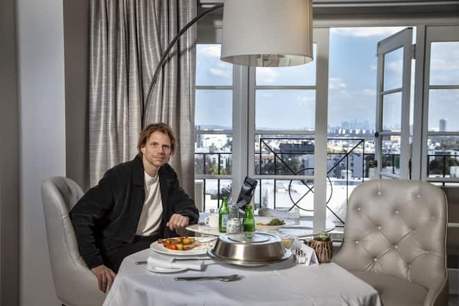 Proppenvoller Terminkalender: Tim Fehlbaum koordiniert im Hotel in Hollywood Oscar-Screenings, Interviews und Event-Einladungen.