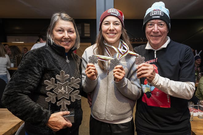 Wendy Holdener mit ihren stolzen Eltern Daniela und Martin. «Da kann man nur gratulieren und Wendy in den Arm nehmen!»