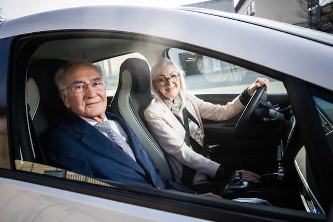 Seit 55 Jahren arbeitet Silvia Buscher als Assistentin von Guido Zäch. Da er nicht Auto fahren kann, hat sie ihn über zwei Millionen Kilometer chauffiert.