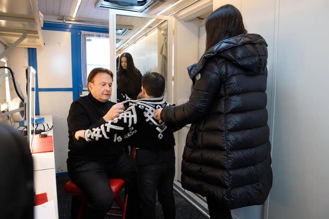 <p>Anprobe vor der Premiere: Im Garderobenwagen helfen Chanel und Nonno Fredy Knie junior dem kleinen Maycolino ins Kostüm.</p>