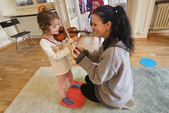 <p>Keine zu klein, Violinistin zu sein: Nina Ulli mit einer jungen Geigen-Schülerin.</p>