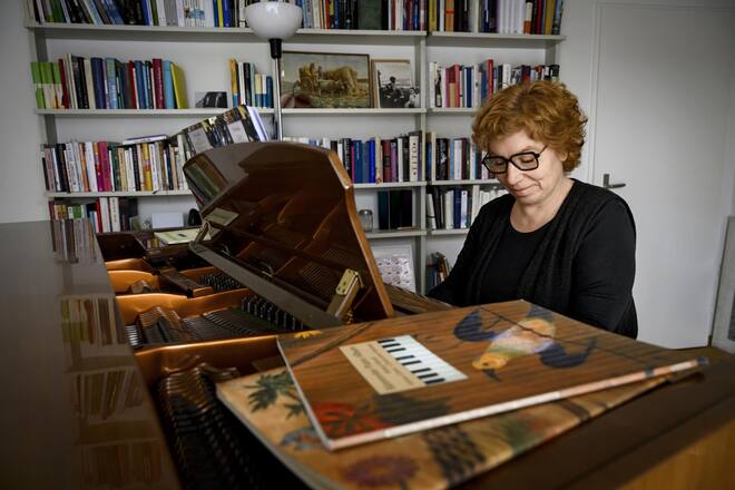 <p>Total versunken: Seit fünf Jahren nimmt die Schriftstellerin Klavierunterricht. «Ich spiele viel, aber übe zu wenig.»</p>