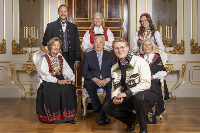 Behütet: Mette-Marit (Mitte hinten) mit Ehemann Haakon, den Schwiegereltern Königin Sonja und König Harald, Sohn Sverre Magnus, Tochter Ingrid Alexandra und Mutter Marit Tjessem (r.).