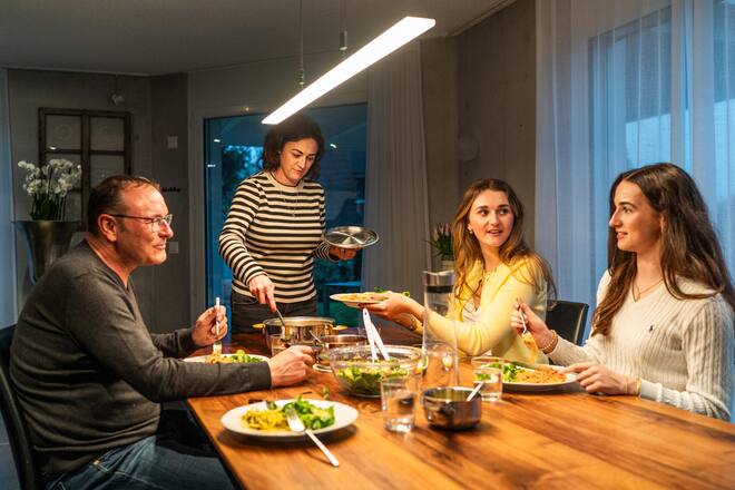 Familie Buri legt viel Wert auf ein gemeinsames Znacht. Vater Roland, Mama Carola, Schwester Michaja und Xenia (v. l.).