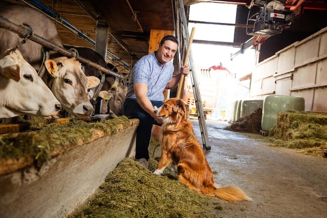 <p>Werner Schlegel auf dem Hof seines Vaters in Hemberg SG, wo der junge Schwinger zu etwa 40 Prozent arbeitet.</p>