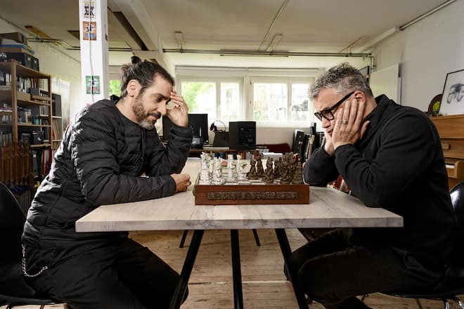 Gegner am Brett: Daniel (l.) und Roman brüten in ihrem Proberaum in Dietikon ZH nicht nur über neuen Projekten.