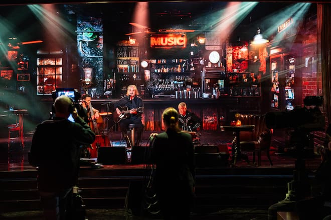 Überraschung geglückt: Superstar Stephan Eicher singt zu Ehren von Röbi Koller einen Song von Bob Dylan und dichtet eine Strophe auf Berndeutsch um.