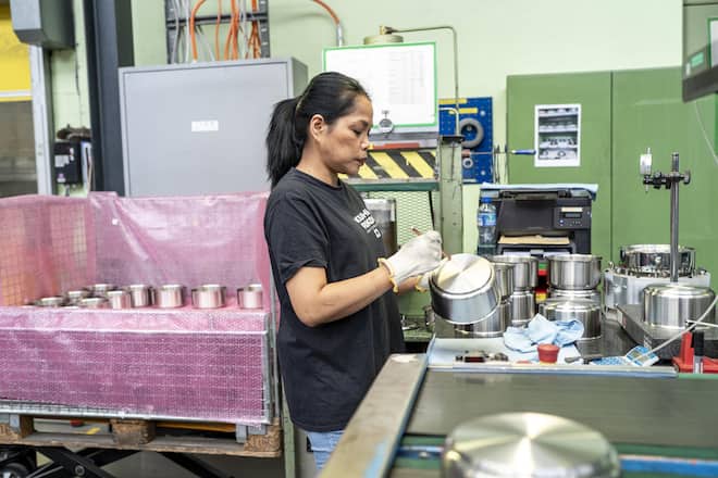 Klöpfeln, ob die Pfanne «höhlelet». Dann wäre sie nicht brauchbar. Viele Mitarbeitende bei Kuhn Rikon stammen aus dem Tibet, der ehemalige Patron Jacques Kuhn gründete 1968 das Tibet-Institut.