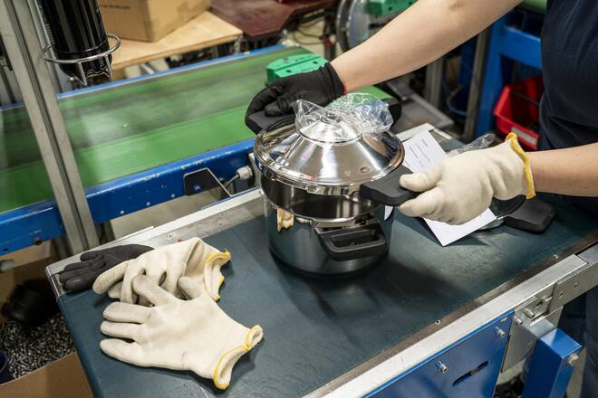 <p>Hier werden die Böden der Pfannen zunächst geschliffen und dann poliert, damit alles schön glänzt. 180 Mitarbeitende sind in Rikon angestellt, davon über 30 in der Produktion. Weltweit sind es 240.</p>