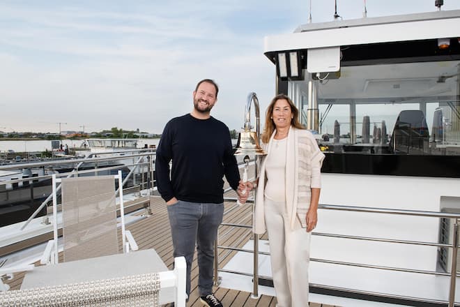 Umweltpioniere: In der Werft in Werkendam/NL läutet Karim Twerenbold mit seiner Mutter Nazly auf dem Oberdeck der «Excellence Crown» eine neue Ära ein.