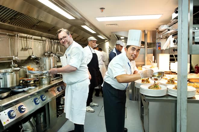 Noch nie zusammengearbeitet und schon ein cooles Team! Was Executive Chef Sigit Wahyu Santosa (r.) mit Kulinarikdirektor Marc Diefenbach in der geräumigen Küche zaubern, hat Klasse.