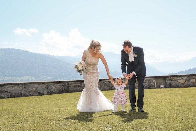 <p>Sonnenschein der Familie. Nach der Trauung ihrer Eltern will Tochter Julia mit Mama Valeria und Papa Thomas Aeschi die Wiese mit Blick auf den Zugersee erkunden.</p>