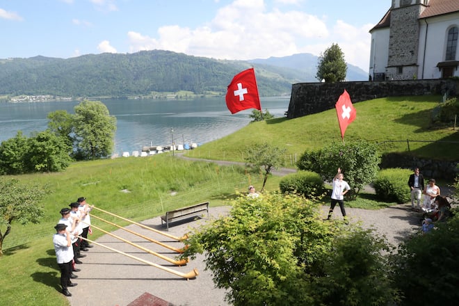 <p>Folklore darf bei einer Hochzeit von zwei SVP-Mitgliedern nicht fehlen. Alphornisten und Fahnenschwinger umrahmen den Auszug aus der Kirche.</p>
