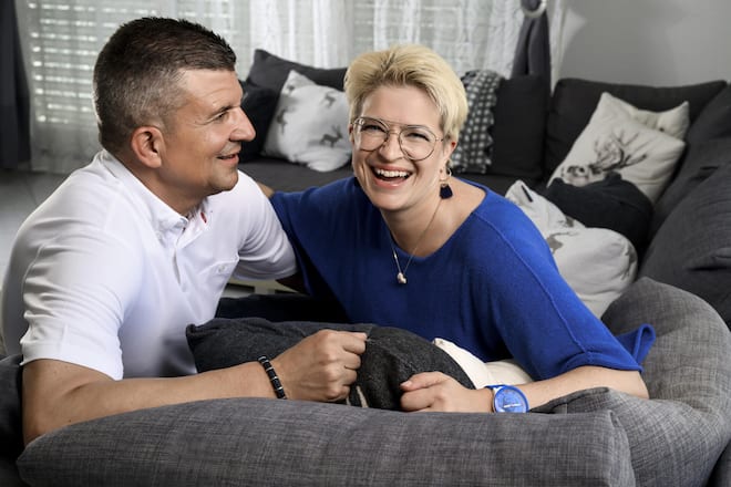 Seit 2017 wohnt das Traumpaar im aargauischen Stetten in einer grosszügigen Maisonettewohnung mit Terrasse und toller Aussicht.