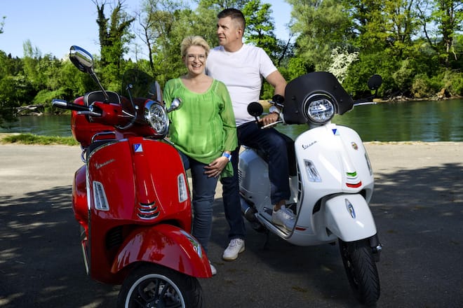 Vor einem Jahr hat Monique die Vespa-Prüfung bestanden. Seither reist das Paar am liebsten mit den Rollern in die Ferien.