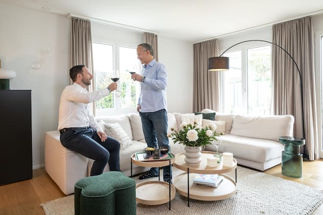 «Schön zu wohnen, war mir immer wichtig», sagt Micasa-Chef Philipp Agustoni daheim in Zufikon AG. «Meine Frau ist sogar froh, übernehme ich das Einrichten», sagt sein Geschäftspartner Manuel Landolt.