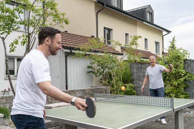 Kopf lüften: Vor Agustonis Reihen-Einfamilienhaus in Zufikon AG kommts zum Pingpong-Duell. Philipp Agustoni geht zudem gern joggen, Manuel Landolt spielt Fussball.