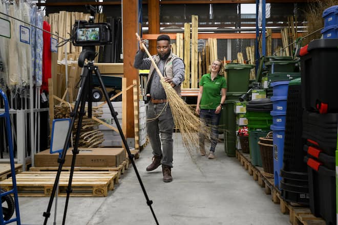 Beim Videodreh: Wenn Mirindi mit dem Besen durch die Landi in Land-<br />quart fegt, bleibt kein Auge trocken.