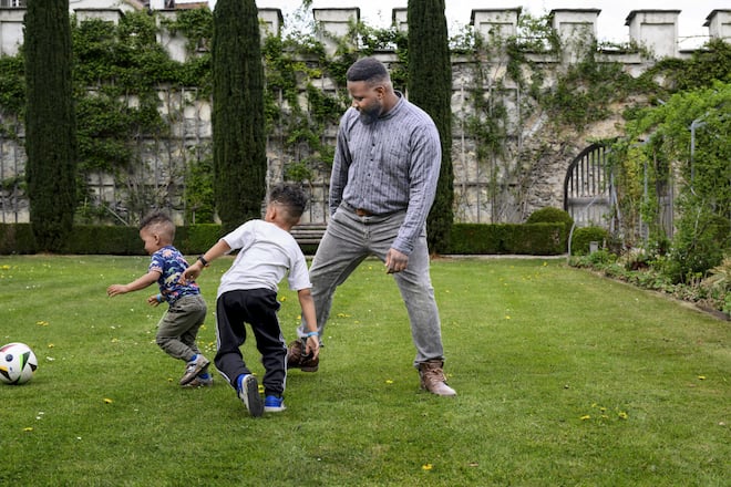 Beim Tschutten: Mit seinen Buben Noah und Elijah spielt der Familienvater gern im Garten von Schloss Haldenstein.