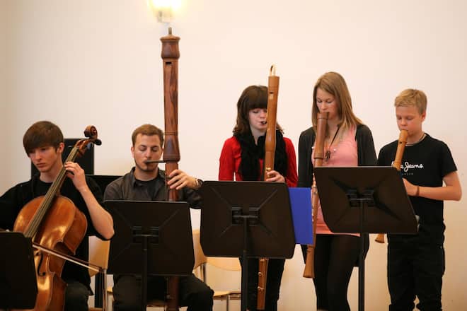 <p>Verena Michels Schülerinnen und Schüler lernen verschiedene Flöten zu spielen.</p>