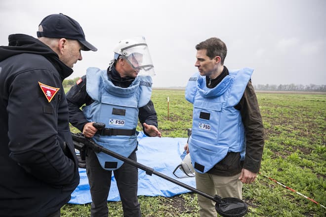 Ein Instruktor erklärt Thierry Burkart, wie der «Minelab F3» funktioniert. Mit diesem Gerät können Metall und Minen unter der Erde aufgespürt werden.
