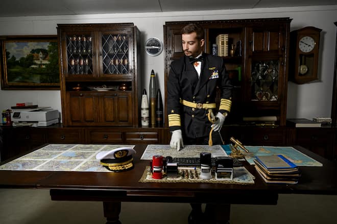 In Feldherrenpose vor seiner «Schatzkammer»: Die Krone von König Lauwiner lagert in der Schrankwand hinter ihm.