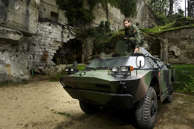 Monarch mit Sozialismusrelikt: Sein Amphibienpanzer BRDM-2 gehörte früher zur Nationalen Volksarmee der DDR.