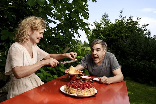 <p>Als Einstimmung auf Hannas Geburtstag gibts Erdbeertorte – ganz zur Freude von Daniel.</p>