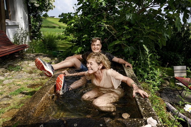 <p>Sie kann nicht mehr vor Lachen: Hanna Scheuring, nachdem Daniel Rohr sie ins kühle Nass zog.</p>