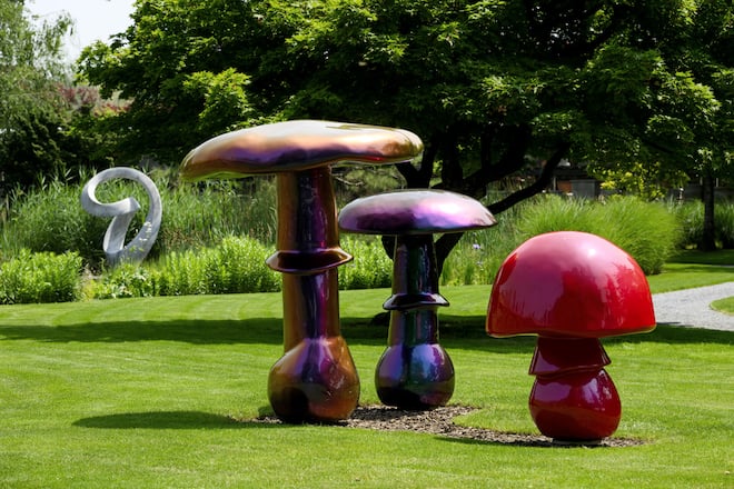 <p>Sylvie Fleury hat ihre «Mushrooms» mit Original-Nagellack von Chanel überzogen.</p>