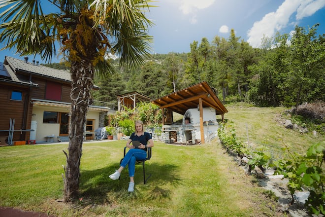 <p>Die Familie lebt im Feriendorf Taschonieren, hoch über dem Tal. Karin Seewer-Roten entspannt sich gern beim Lesen.</p>