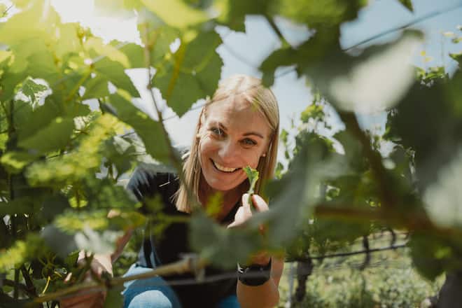 <p>Angekommen. Karin Seewer-Roten lebt nach über 20 Jahren wieder in ihrer Walliser Heimat und ist Winzerin.</p>
