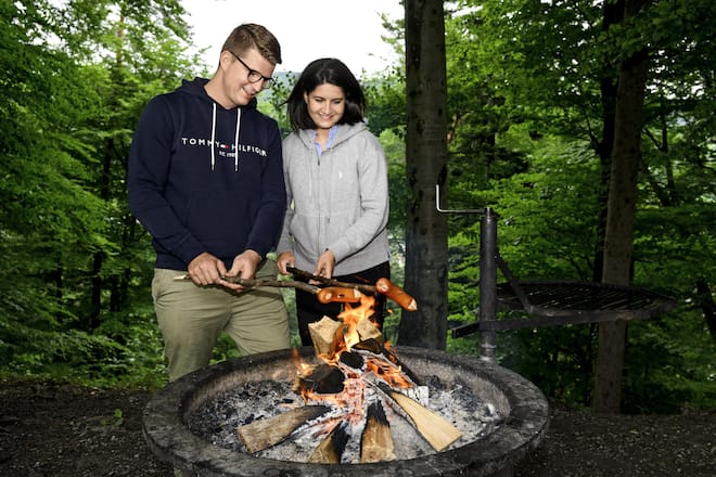 <p>Wandern gehört zu den liebsten Hobbys des Paares. «Und wenn man noch grillieren kann, ist es noch schöner», sagt er. «Seit ich mit ihm zusammen bin, esse ich mehr Fleisch», sagt sie.</p>
