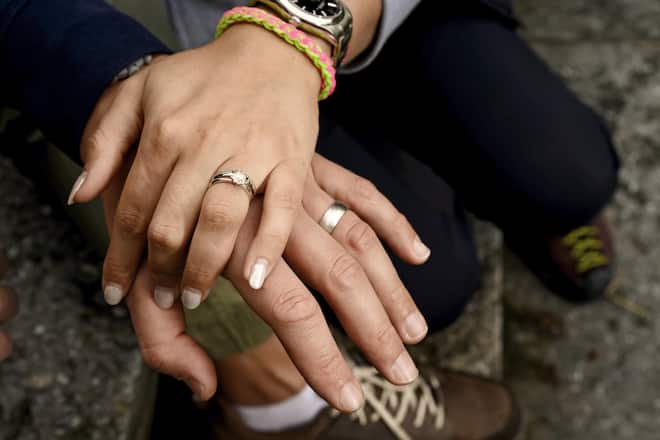 <p>Den Verlobungsring mit einem rosa Diamanten hat er von einem Goldschmied aus St. Gallen.</p>