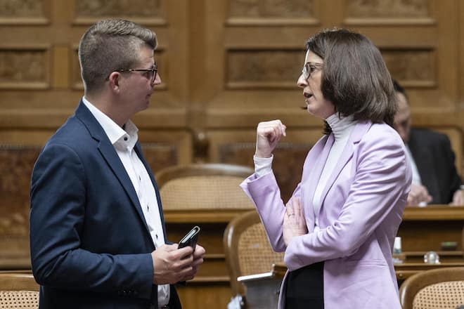 <p>Mike Egger sitzt mit seiner Schwiegermutter, FDP-Nationalrätin Susanne Vincenz-Stauffacher, im Parlament.</p>