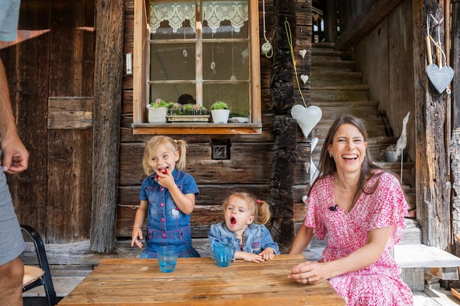 <p>Lena (l.), Noemi und Mama Sonia – bei den Kälins gehört Lachen einfach dazu.</p>