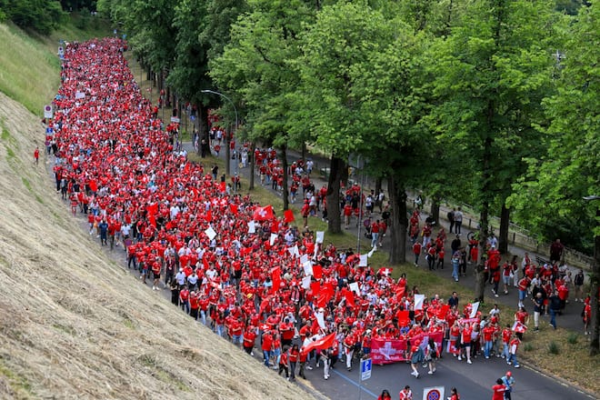<p>Wie ein Tatzelwurm! Der Fanmarsch am Aargauerstalden Richtung Stadion Wankdorf in Bern.</p>